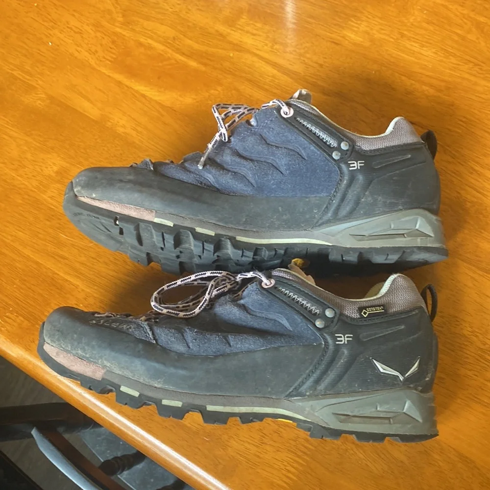 Salewa Mountain Trainer GTX 8.5 GUC Premium Navy Subtle Green Goretex